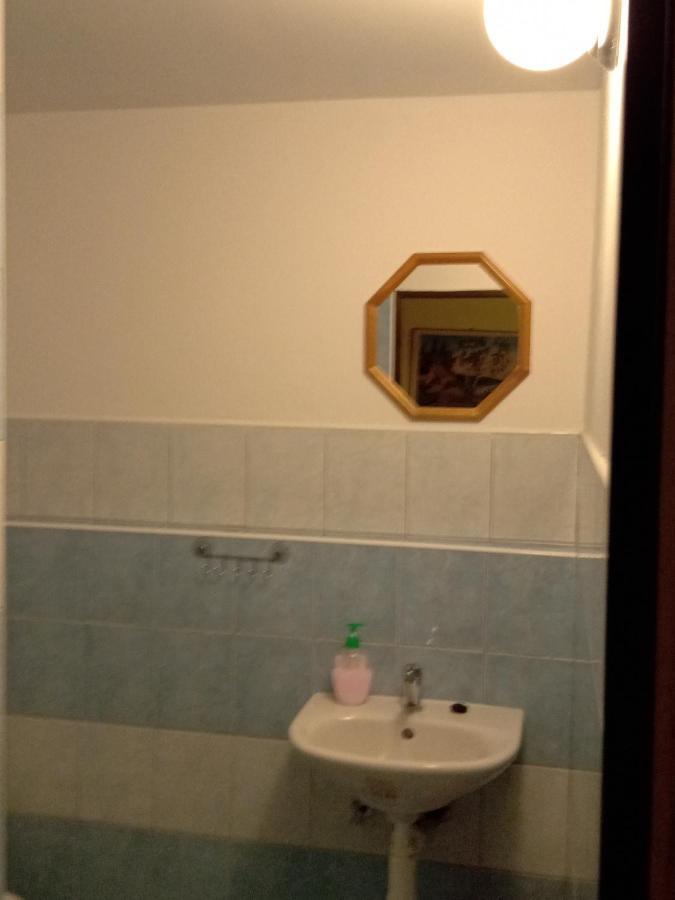 Apartman Police Nad Metuji Appartamento Esterno foto