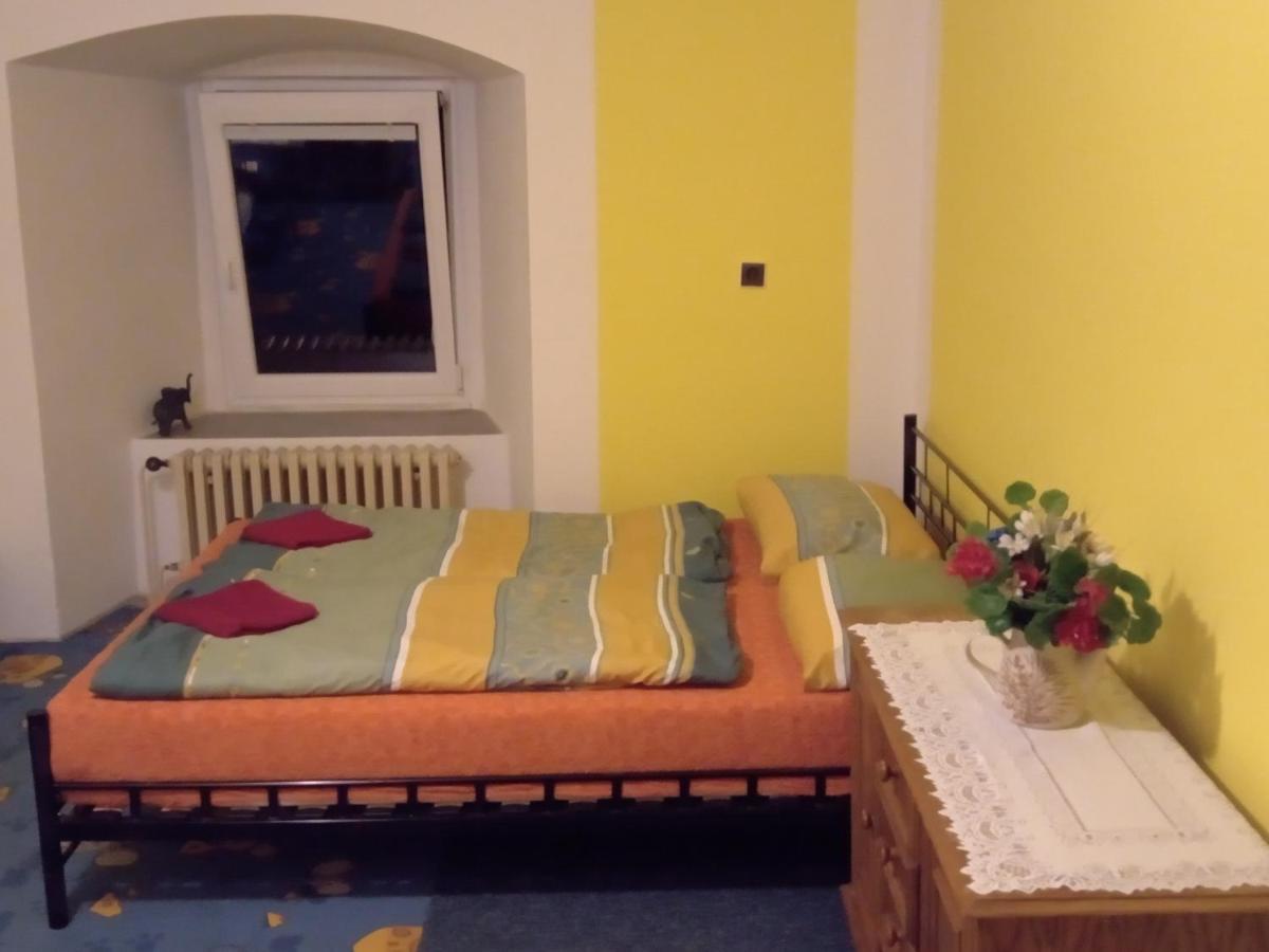 Apartman Police Nad Metuji Appartamento Esterno foto